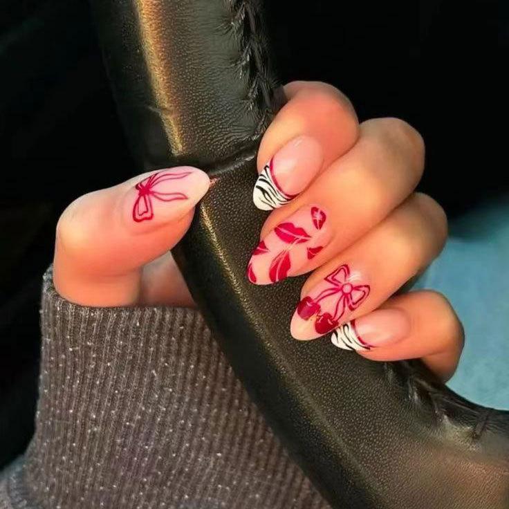 24 Pezzi Unghie Finte Press On Mandorla Corta Semplici Rosa Francesi Finte per Donne Dolci Fragola Fiocco Unghie Ins Manicure Indossabile