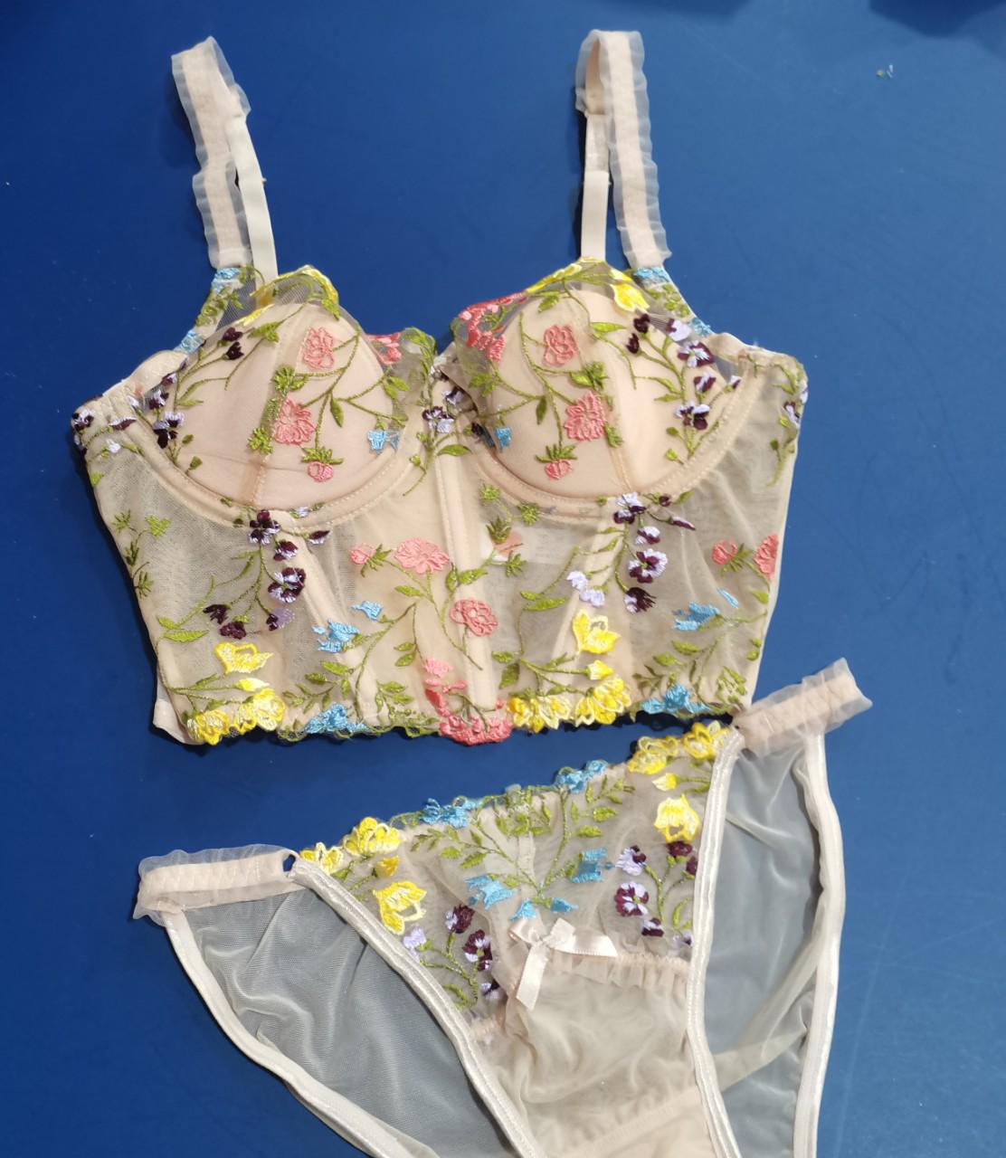 

Цветочный вышитый французский комплект бюстгальтера для маленькой груди с ярким цветом и поддерживающими косточками S