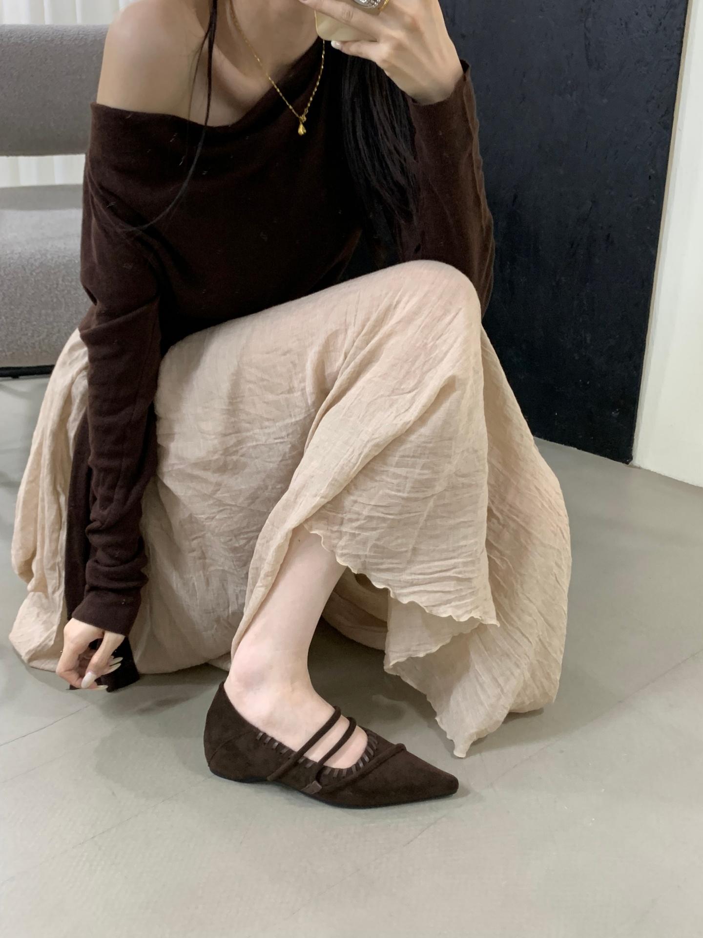 

2025 autumn and winter new French retro pointed head shallow mouth single shoes women s versatile suede word with Mary Jane shoes 39