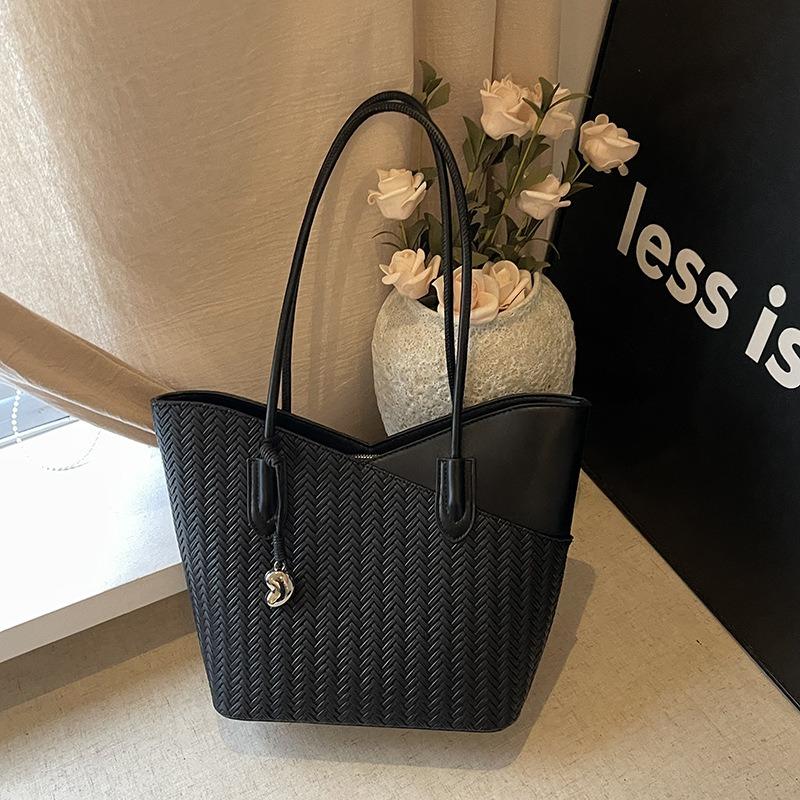 

Premium sense retro commuter large-capacity bag women s summer new popular versatile shoulder bag чёрный