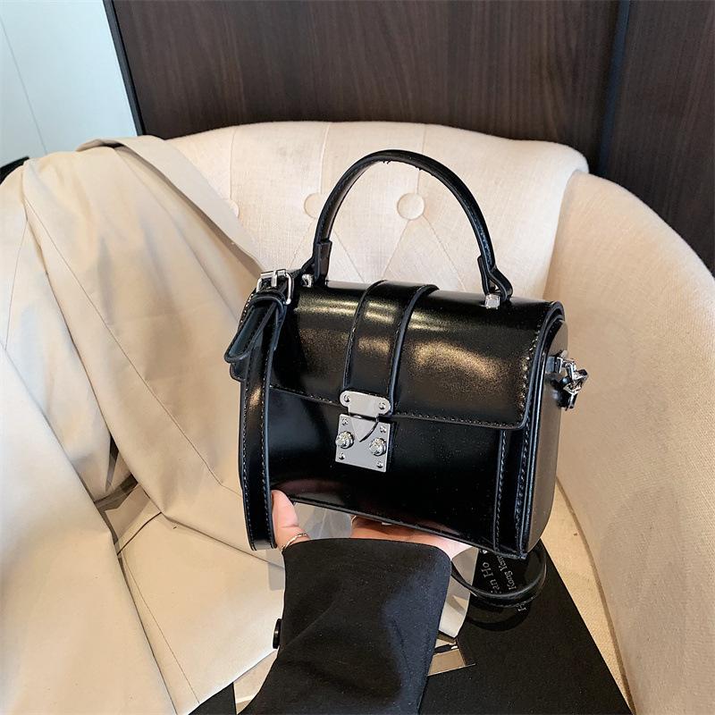 

Premium retro portable small square bag women s new summer niche design versatile shoulder messenger bag