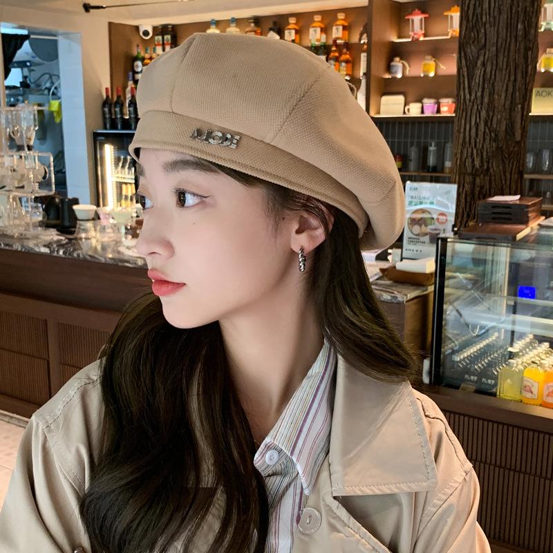 

Корейская версия новой осенне-зимней шляпы для женщин с логотипом из металлических букв высокого класса, берет, подчеркивающий лицо, шляпа маленького художника One Size