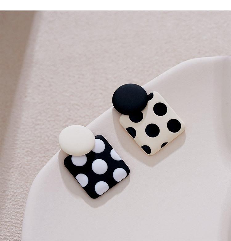 

Серьги-пусеты из серебра 925 пробы цвета чая в горошек - Уникальный корейский дизайн, тренд 2021 года для женщин чёрный