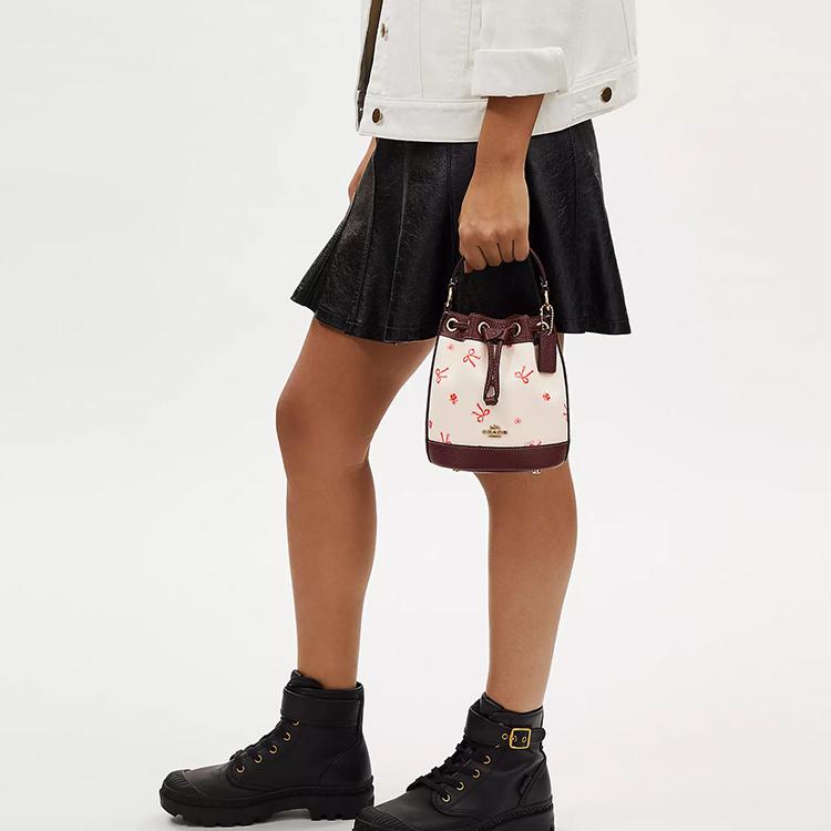Coach Dempsey Logo de 15 Letras Cierre de Cordón Estampado de Lazo Lona Recubierta Cuero Graneado Bolso Cubo Bolsos de Mujer Blanco Rojo CN707-IMWDA
