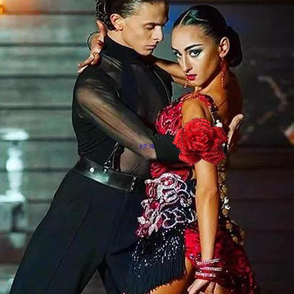 Set červených třpytivých květinových sponek do vlasů a náramku pro dívky na latinskoamerické tance