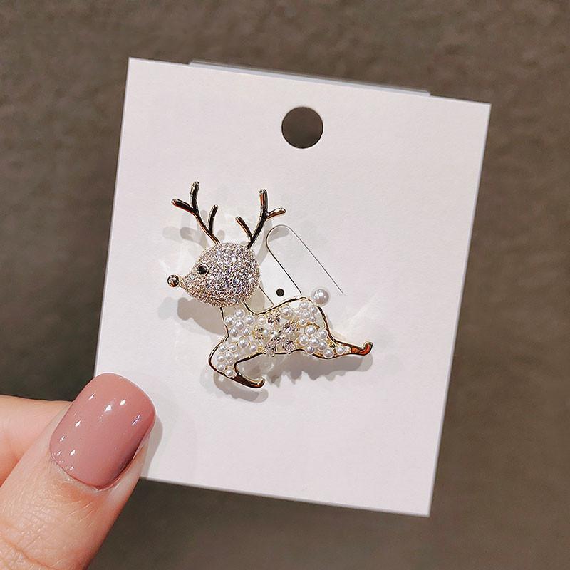 Japanese Cute Reindeer Brooch with Pearl and Rhinestone for Women, Versatile Christmas Pin Decoration