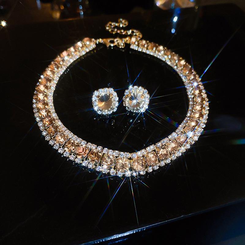European & American Geometric Water Drop Diamond Necklace: Retro Court Style, High-End Luxury Clavicle Chain for Women.