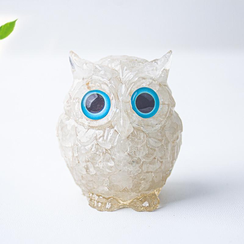 Uil als bureaudecoratie van kristalhars met glinsterende steentjes, ideaal als cadeau voor thuis of op kantoor.