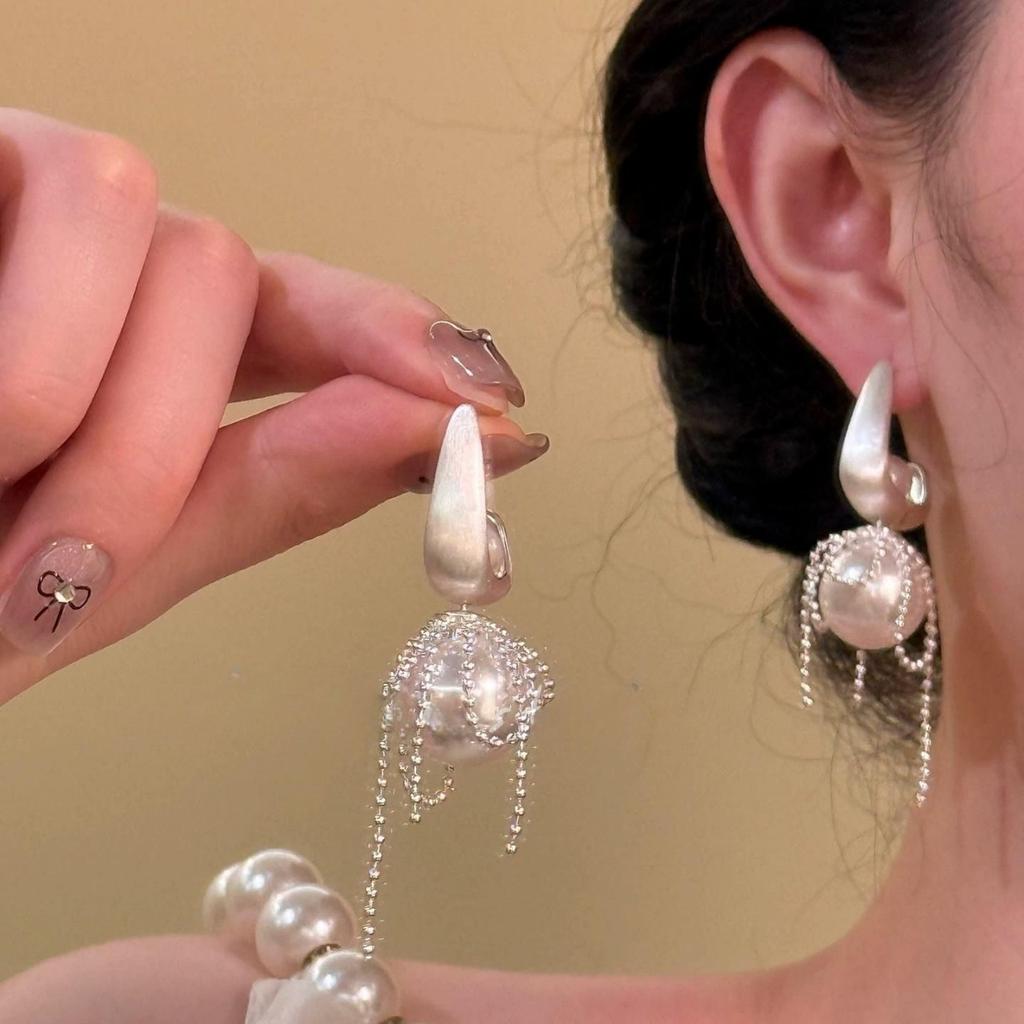 A multi-wear pearl fringed earrings s111 silver needle light luxury high-end stud earrings retro temperament design earrings