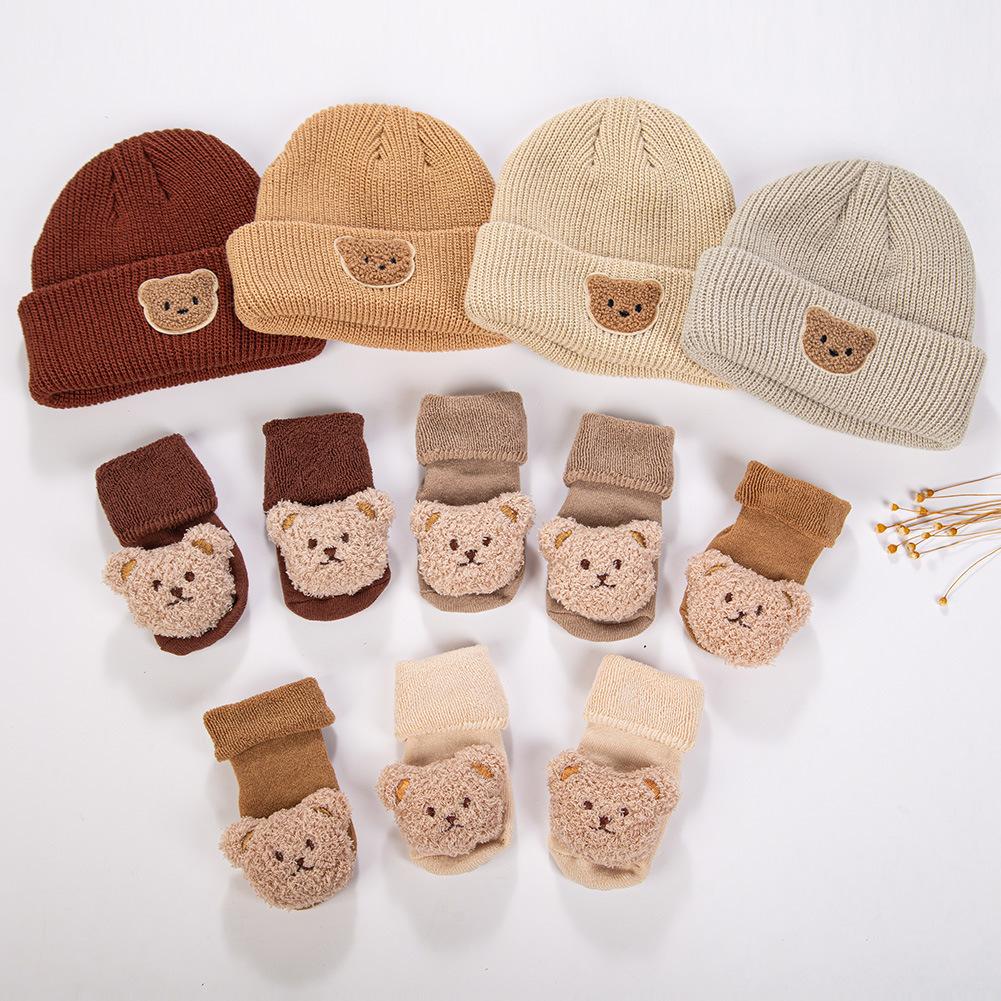 Europejski Styl Kreskówkowy Miś Zestaw Dzianinowy Czapka Beanie dla Niemowlaka z Pasującymi Skarpetkami Uroczy Zwierzęcy Zimowy Prezent dla Niemowlaka Rekwizyty do Fotografii