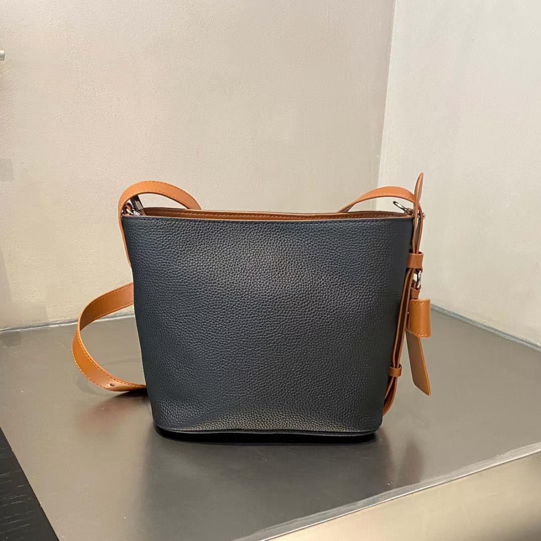 Leather women s bags niche design messenger bucket bags women 2025 new fashion versatile messenger bags shoulder bags 20*12*19 чёрный