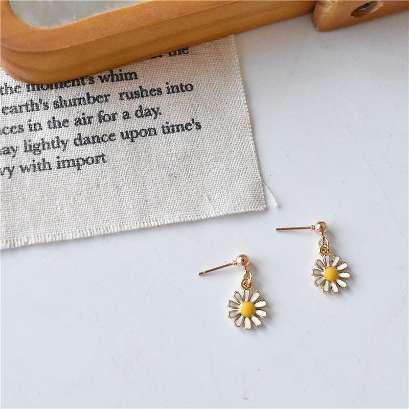 Korea Small Fresh Daisy Flower Short Earrings Cute Fashion Flower Student Earrings Zircon Accessories Birthday Gift Earrings