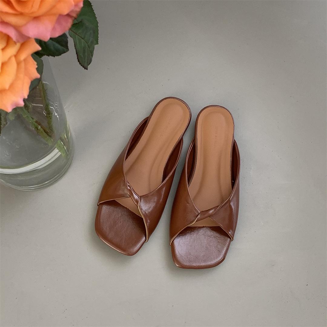 

Black flat-bottomed slippers women s shoes summer wear Korean version of fashion casual sandals 2025 new design sense niche sandals 40