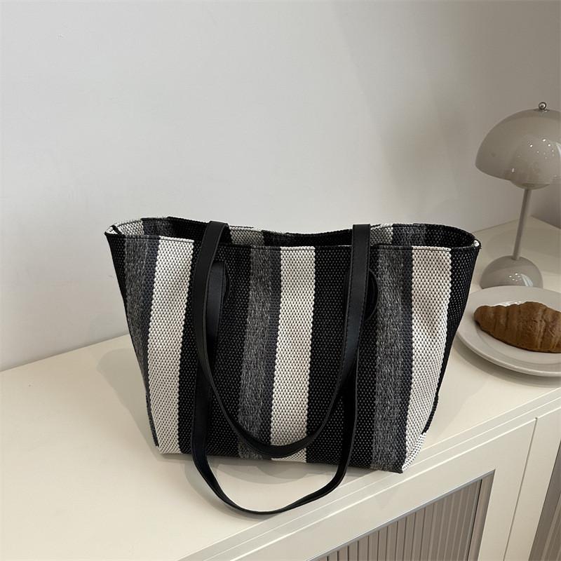 Fashionable 2024 Large Tote Bag For Women Stylish Canvas Shoulder Bag For Daily Use