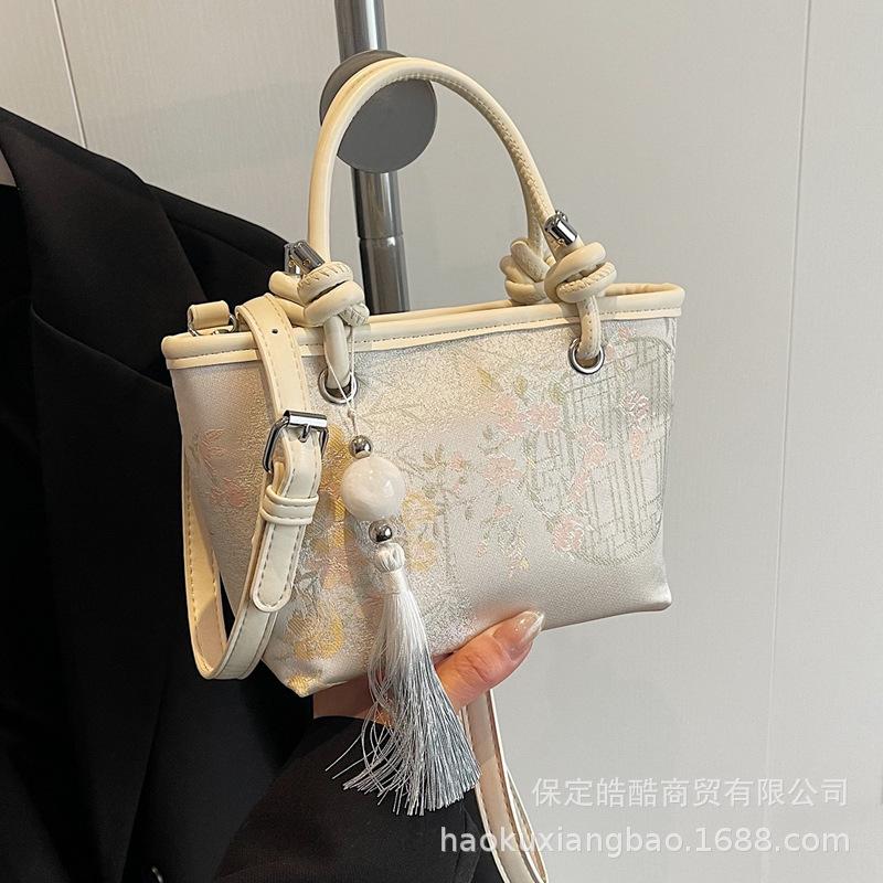 Hand Carrying New Chinese Embroidery Bag Women's 2025 Spring and Summer New National Style Embroidery Fashion Bucket Bag Versatile Messenger Bag