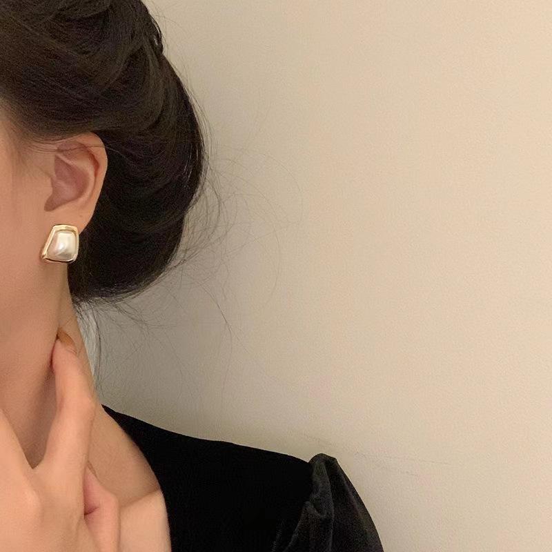 Temperament Gold Color Edging Geometric Imitation Pearl Stud Earrings for Women Retro Piercing Jewelry Accessories