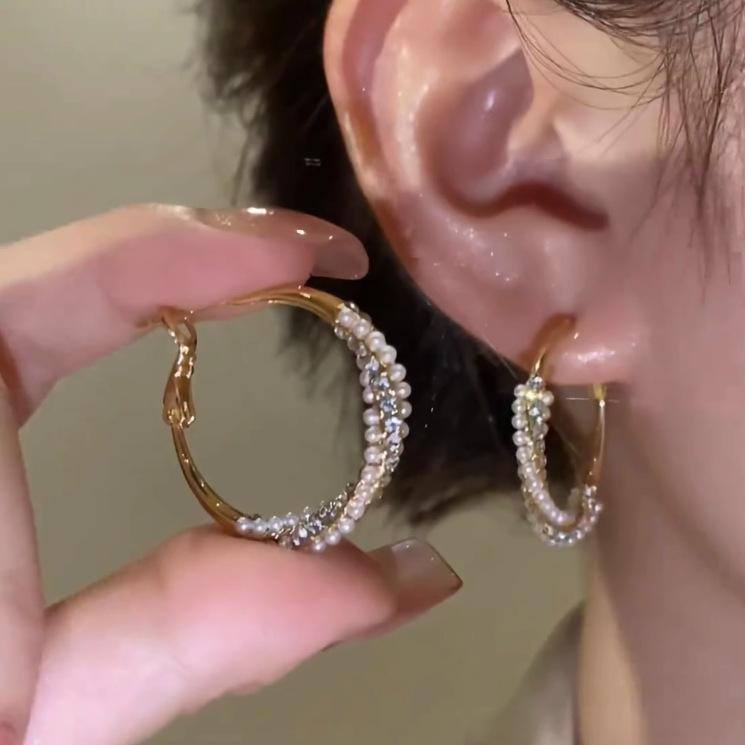 

Premium sense simple pearl zircon twist earrings, light luxury temperament fashion niche design sense personalized earrings women 925 silver needle