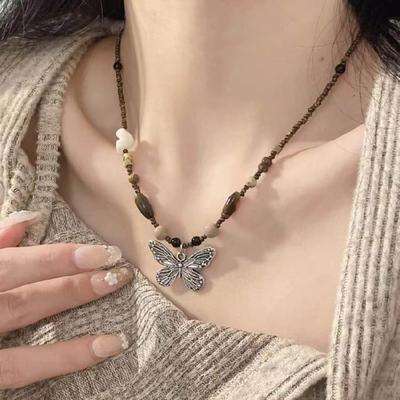 Český ručně tkaný náhrdelník z přírodního kamene letní plážový korálkový náhrdelník s motýlkem vhodný pro ženy