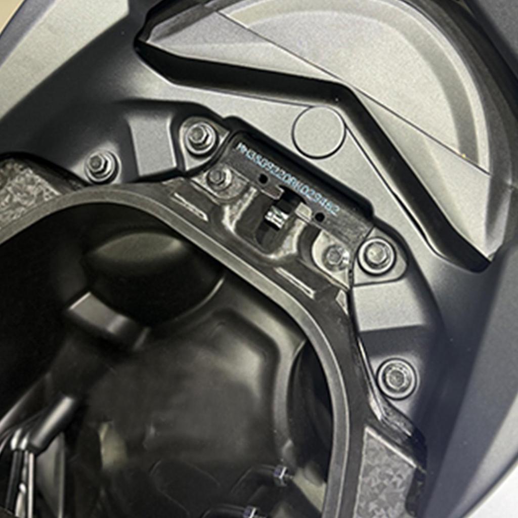 Integrovaný zadní nosič pro NMAX 2025: Silný Spoiler a Nosič na Kufr z Hliníkové Slitiny