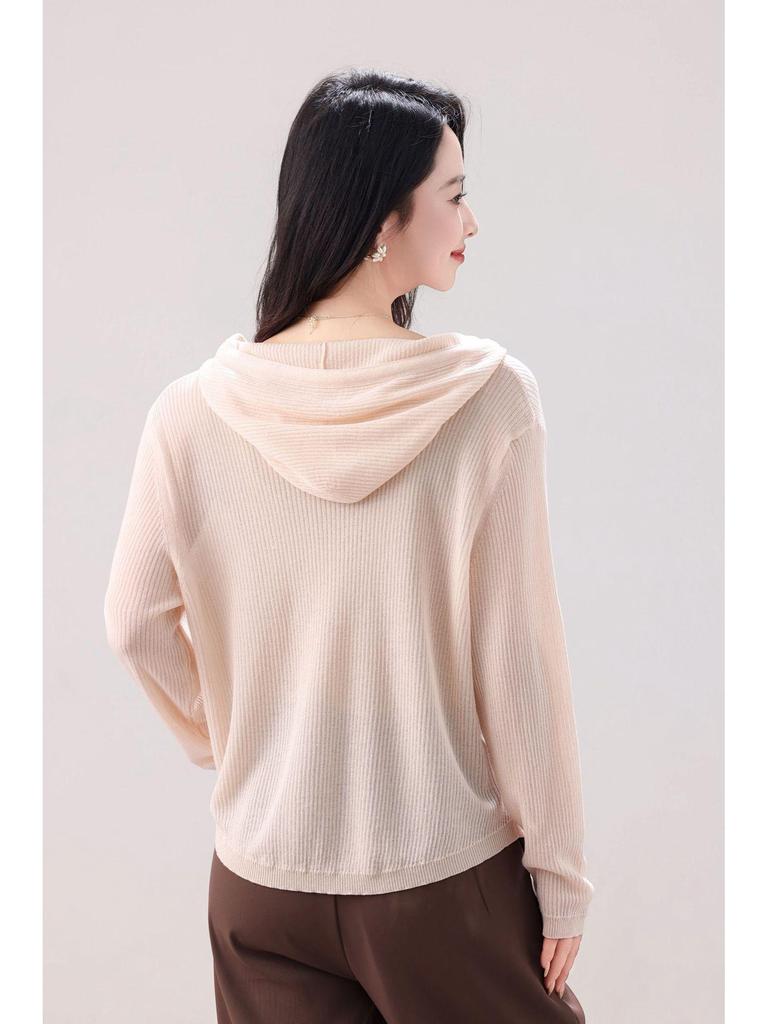 Dámský pletený svetr s kapucí a dlouhým rukávem na jaro/podzim 2025 s polorozepínacím límcem a barevnými knoflíky: Módní, Zeštíhlující a Omlazující