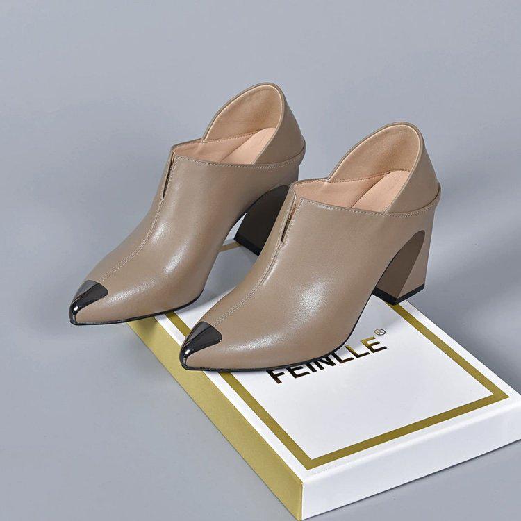 Dámské boty z měkké kůže na robustním středním podpatku se špičatou špičkou, jaro/léto 2025