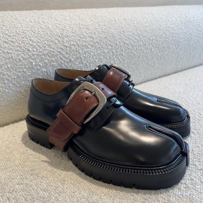 Echtes Leder abnehmbare Gürtelschnalle Nischen-Design-Gefühl geteilte Zehenschuhe niedriger Schaft Übergröße Loafer Damen Herren Tabi-Schuhe