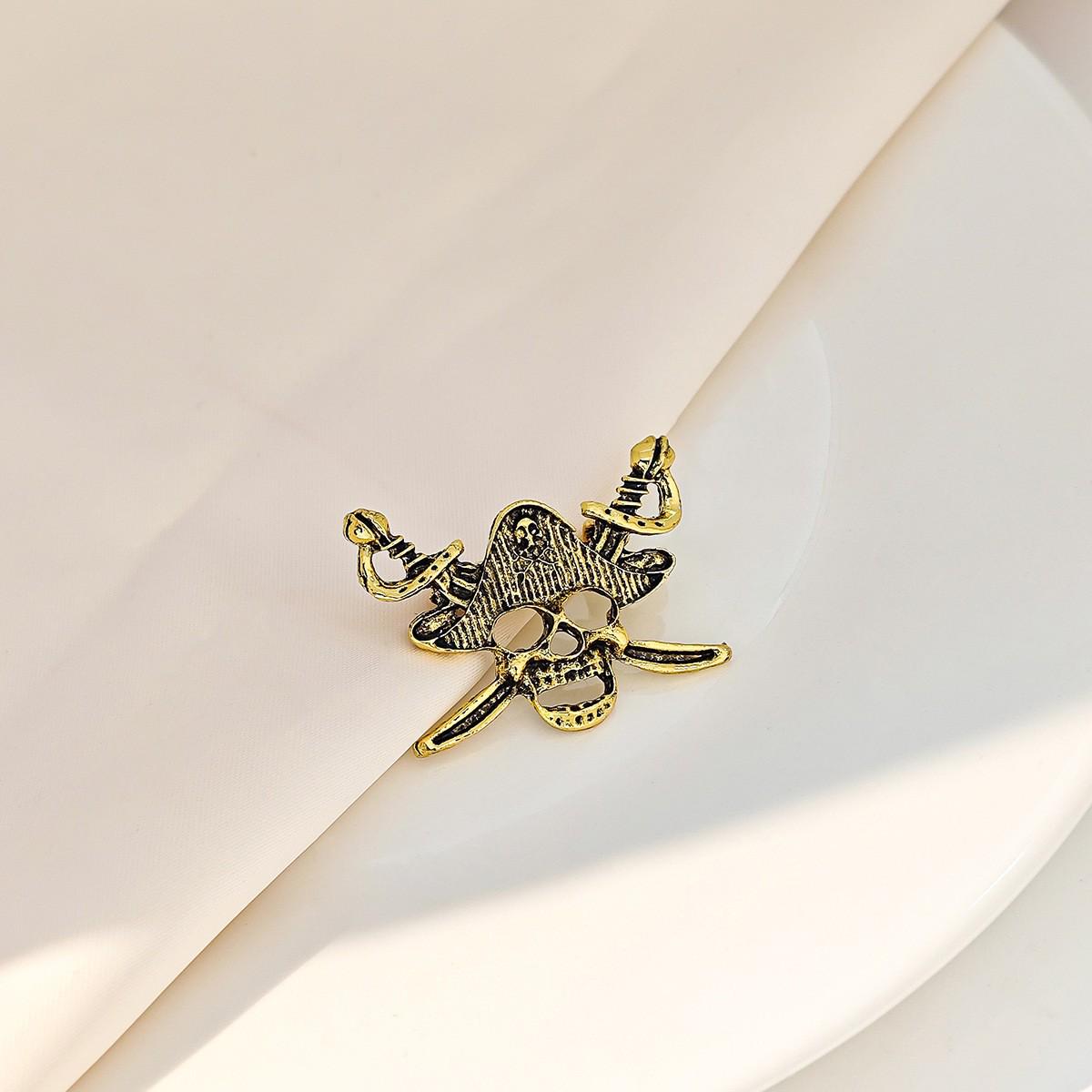 Vintage Punk Pirate Skull Brooch - Creative Retro Pin for European and American Styles.
