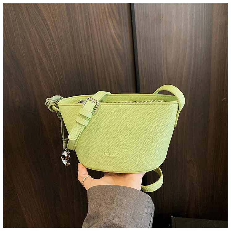 New simple women's bag, small and fresh shoulder bag, large-capacity work commuter women's messenger bag
