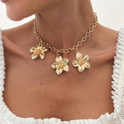 Fashion Style Three-Dimensional Flower Necklace Female, Design Sense Five-Petaled Flower Metal Chain Collarbone Necklace