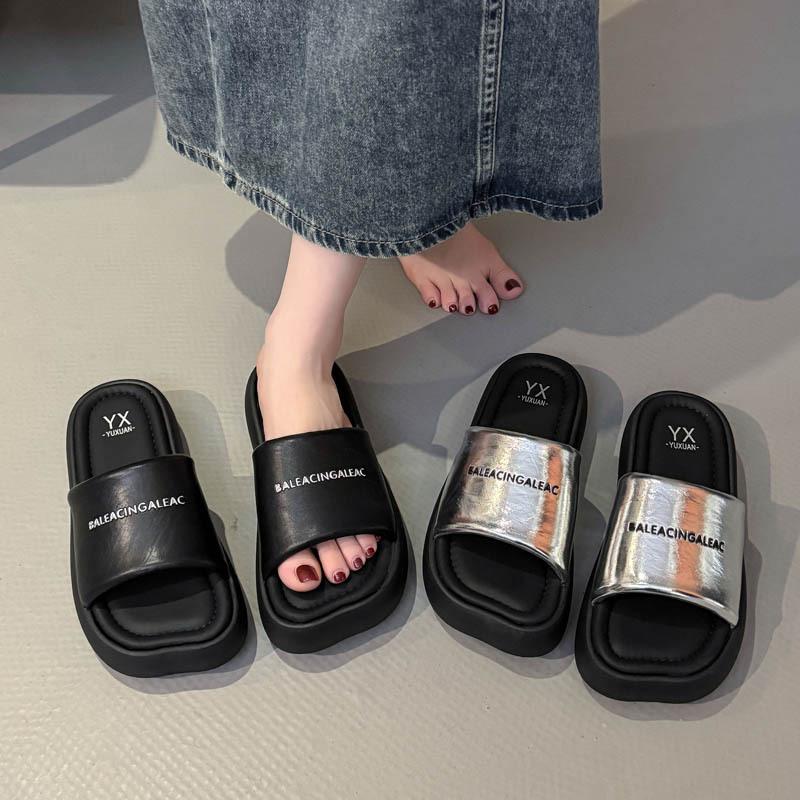 Casual thick-soled muffin one-word slippers for women to wear in the summer of 2025, new models for stepping on shit, beach fashion, cool slippers