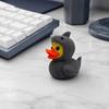 Huaqianguhh 3D-gedruckte Hai-Enten-Figur, Niedliche Gelbe Und Coole Kopfbedeckungs-Ornamente, Mini-Schreibtisch-Spielbare Dekoration für Zuhause und Büro