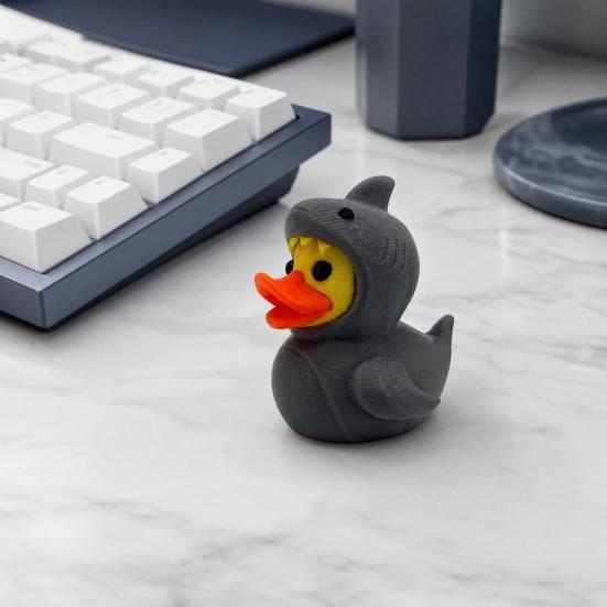 Huaqianguhh 3D-gedruckte Hai-Enten-Figur, Niedliche Gelbe Und Coole Kopfbedeckungs-Ornamente, Mini-Schreibtisch-Spielbare Dekoration für Zuhause und Büro