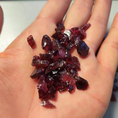 Doğal Granat Kırılmış TaşDoğal Granat Parçaları Kristal Parçaları Kuvars Kırılmış Taşlar Düzensiz Şekilli Değerli Taşlar Çakıl Ev Dekorasyon Taşları