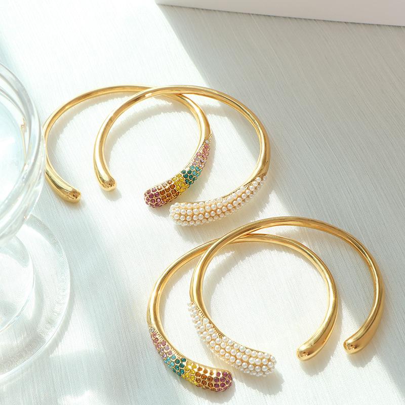 Elegantes Europäisches Titanstahlarmband: 18K Vergoldet, Vielseitig, High-End Design für Damen