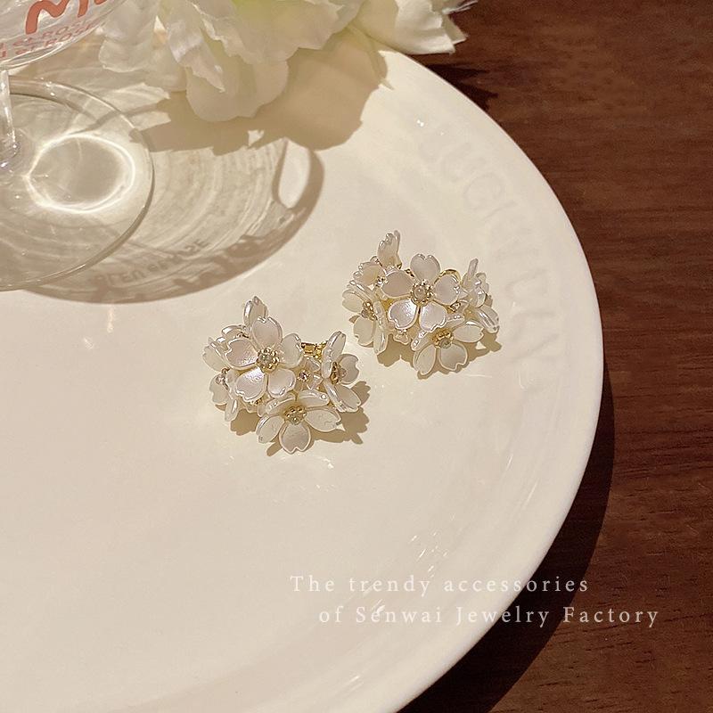 French super fairy white flower earrings women's light luxury earrings retro cold wind ears