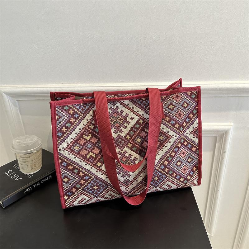

Trendy Street Style Canvas Shoulder Bag With Magnetic Closure And Inner Pocket червоний
