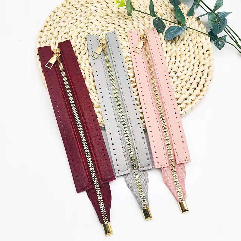 Handgjord flätad läderväska med metallblixtlås