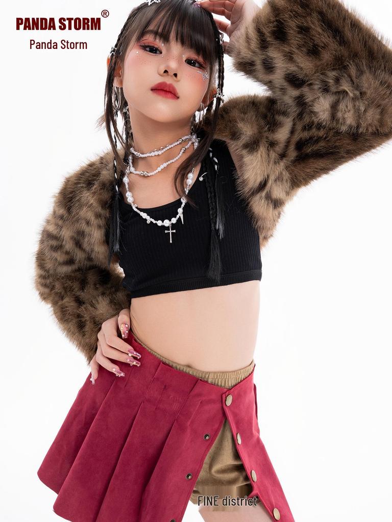 Set alla moda con giacca in pelliccia e pantaloni lunghi a stampa leopardo per performance di danza jazz per bambine