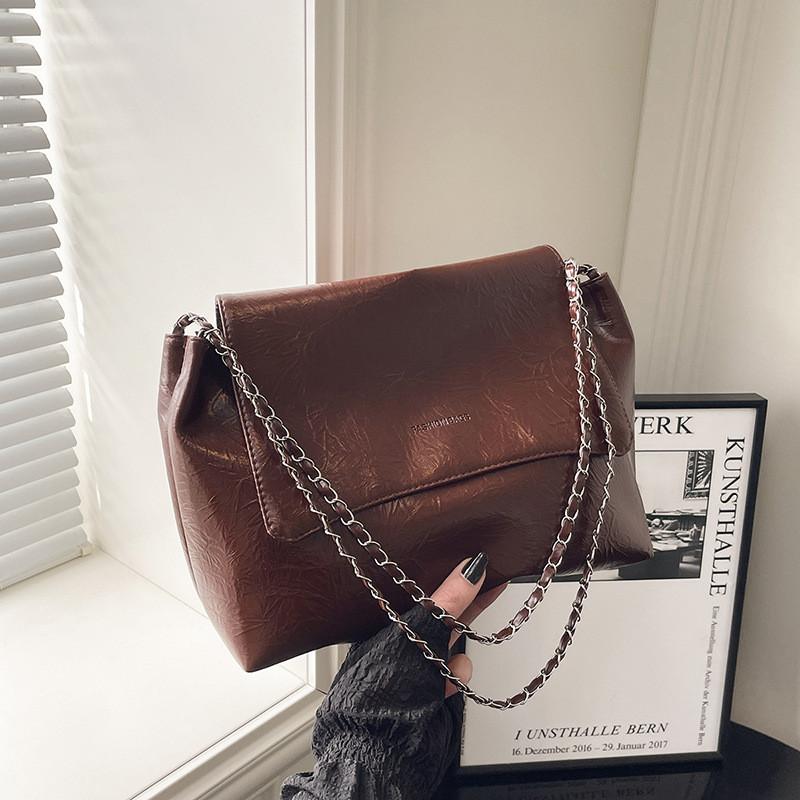 Street Style Womens Fashion Shoulder Bag With Chain Detail And Inner Pocket For Outings