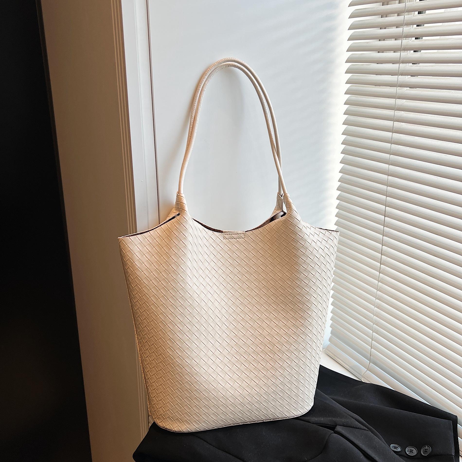 

French new niche design high-end handbag large-capacity shoulder bucket bag commuter simple child and mother bag