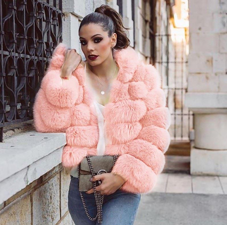 Cappotto da donna slim-fit di media lunghezza con cappuccio in ecopelliccia Autunno/Inverno 2025