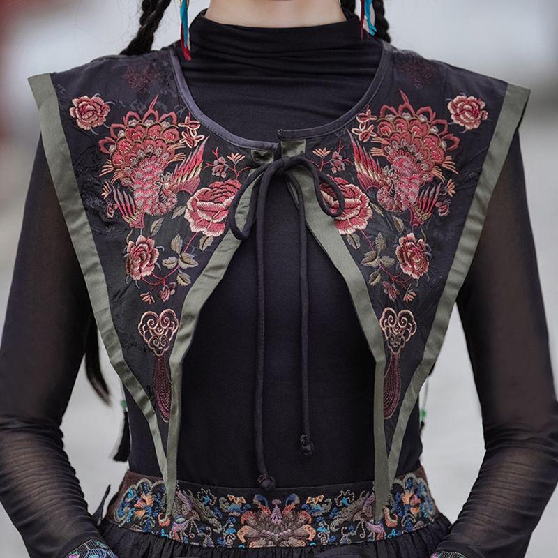 Versatile Ethnic Women's Short Cloak - Retro Embroidered Yunjian Style