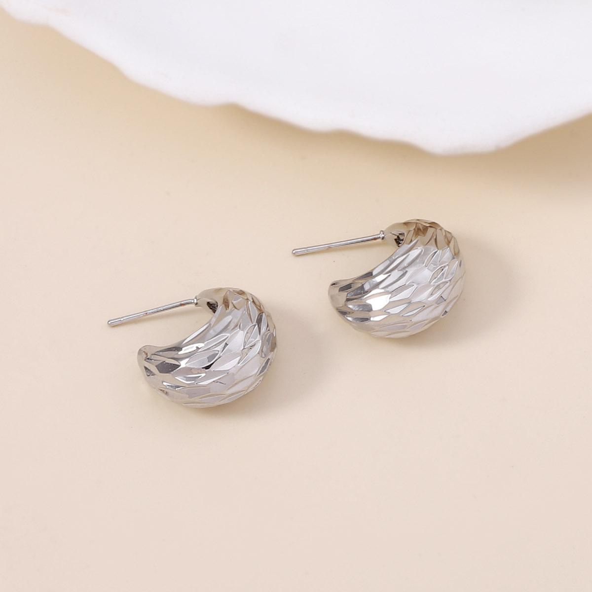 

Геометрический ретро плиссированный изогнутый дизайн в форме полумесяца в холодном стиле универсален и подходит как для мужчин, так и для женщин.