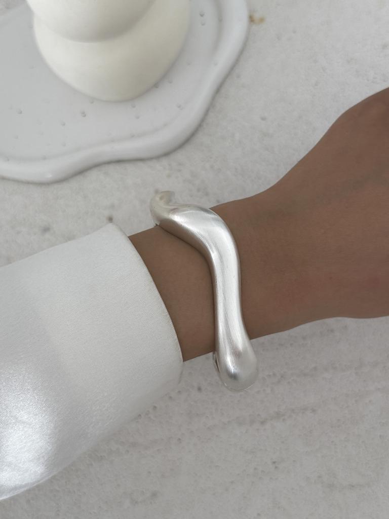Ingemark Creative Hip Hop Matte Heavy Metal Chunky Spring Bangles for Women New Trend Gold Color Arm Bracelets Grunge Jewelry