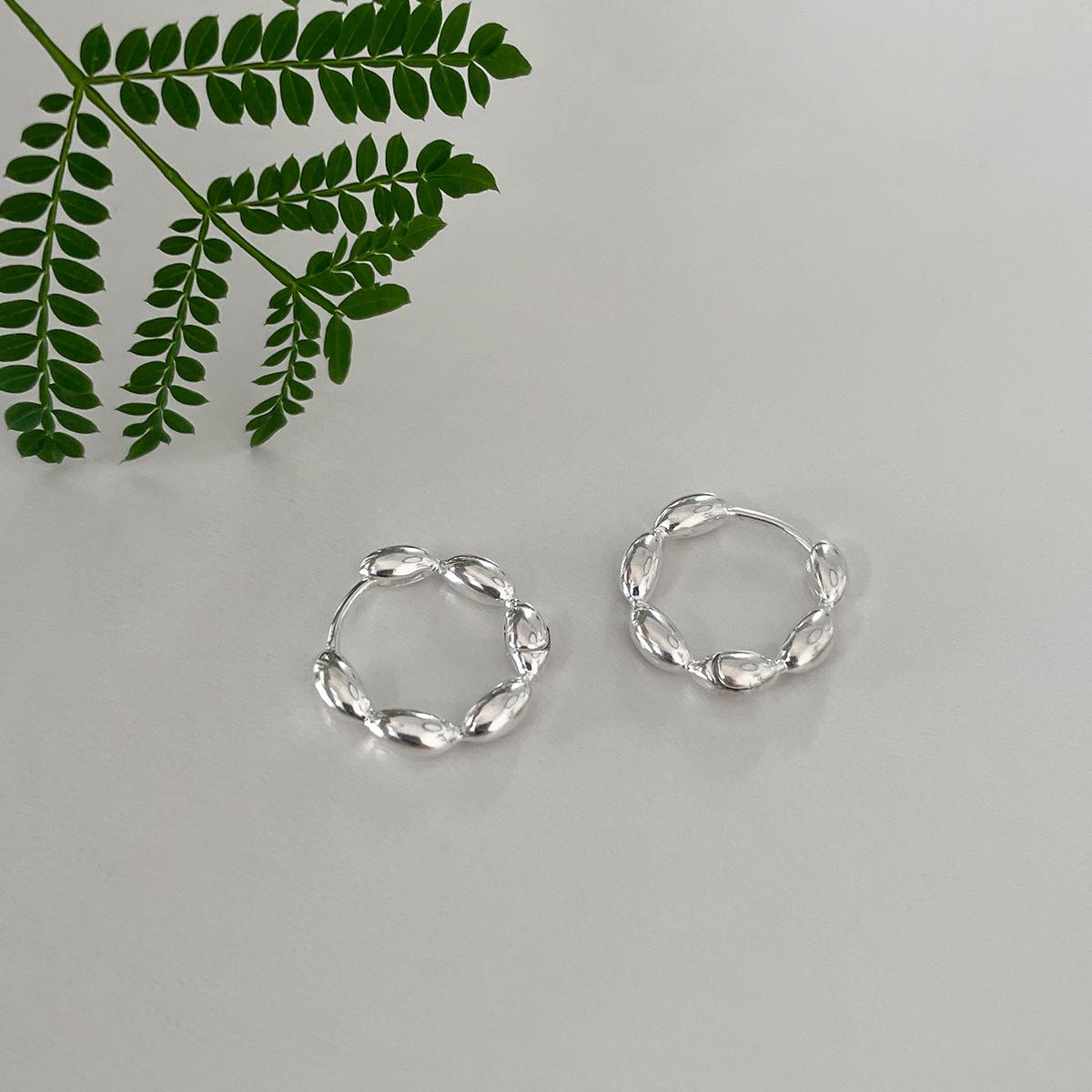 

999 Серебряная игла с бусинами из риса, пряжка для ушей, простой дизайн, простое кольцо, универсальные серьги, женственность, продвинутая новая мода 999 silver needles