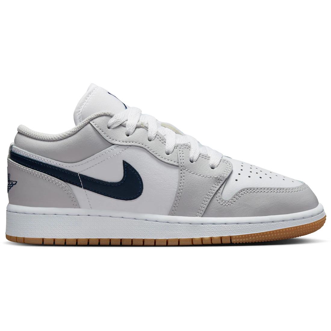 

Sneaker Jordan 1 Low White Neutral Grey Gum Midnight Navy (GS)(553560-146) 35.5
