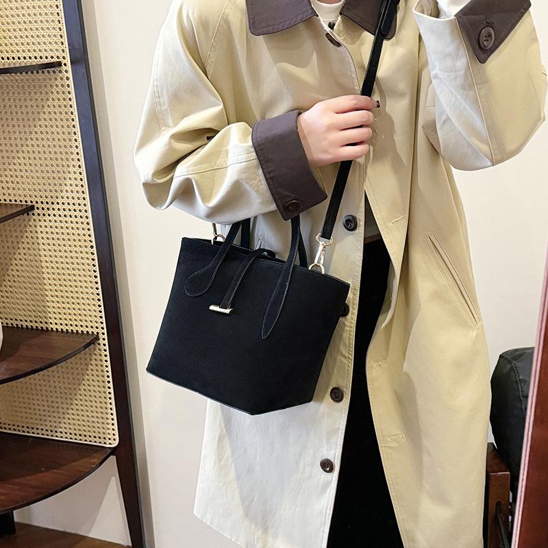 

Новая нишевая сумка-ведро 2025 года, скандинавская минималистичная сумочка, женская сумка из премиальной матовой кожи 30*18*20 чёрный