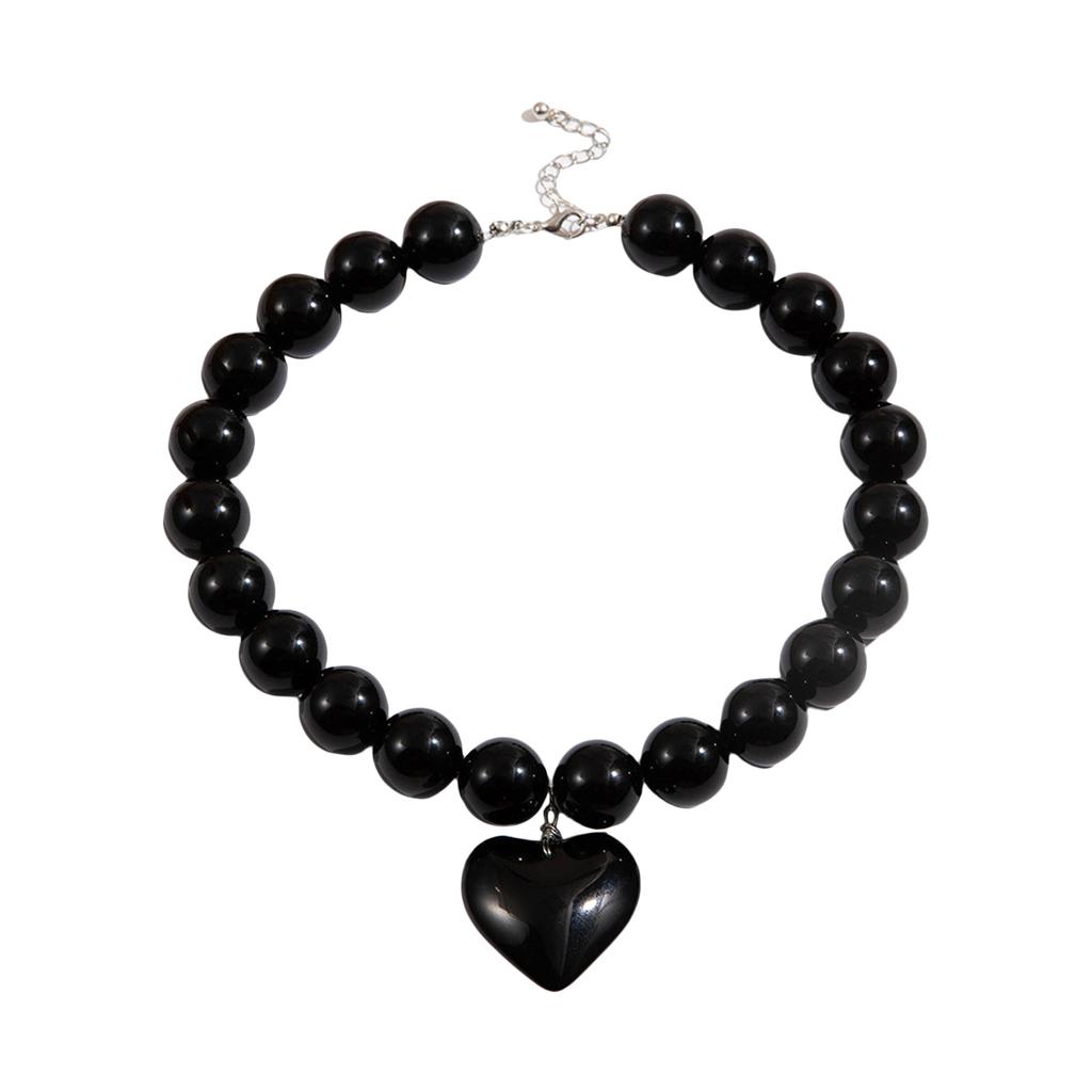 Klasický náhrdelník s přívěskem ve tvaru srdce, dokonalý pro každodenní nošení a speciální příležitosti, jako jsou rande nebo večírky.