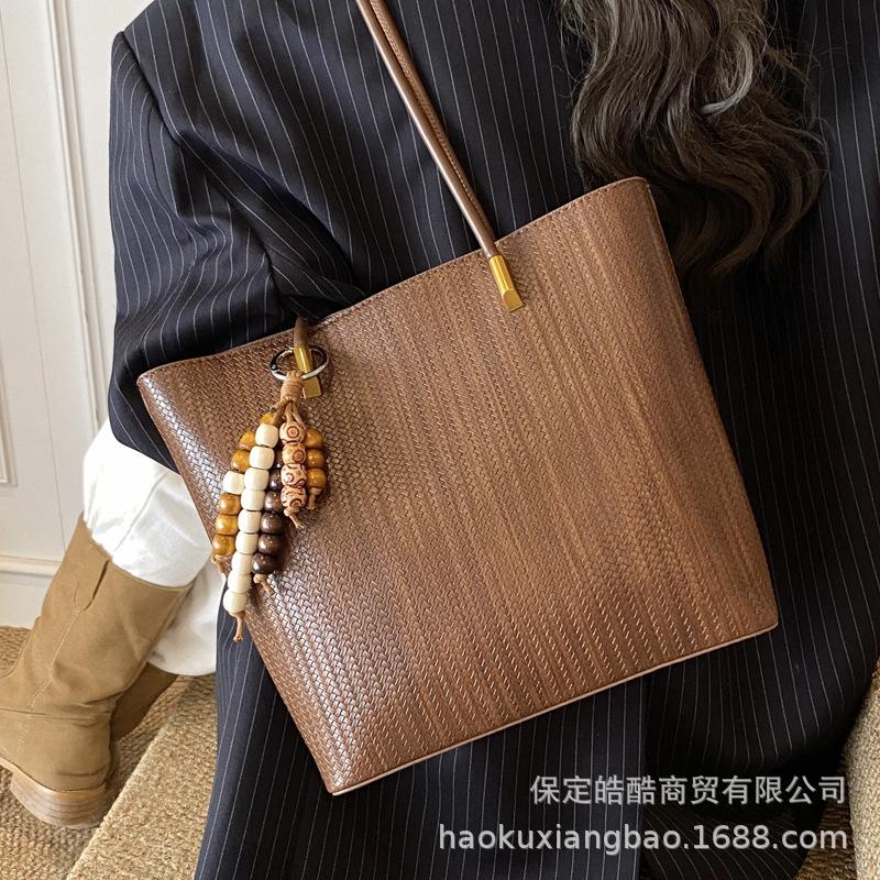 Retro Bag Women's Large-capacity 2025 New Autumn and Winter Versatile Shoulder Bag Is Popular This Year, Textured Commuter Tote Bag