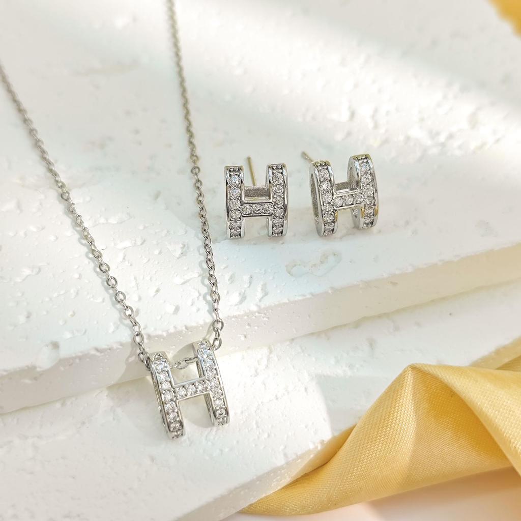 Elegante Collar con Colgante de Diamante H Estilo Coreano para Mujer, Cadena Clavicular Moderna y Versátil con un Tacto Lujoso.